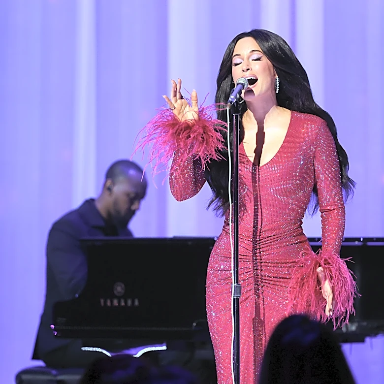 Dolly Parton honored by Kacey Musgraves at MTV VMAs