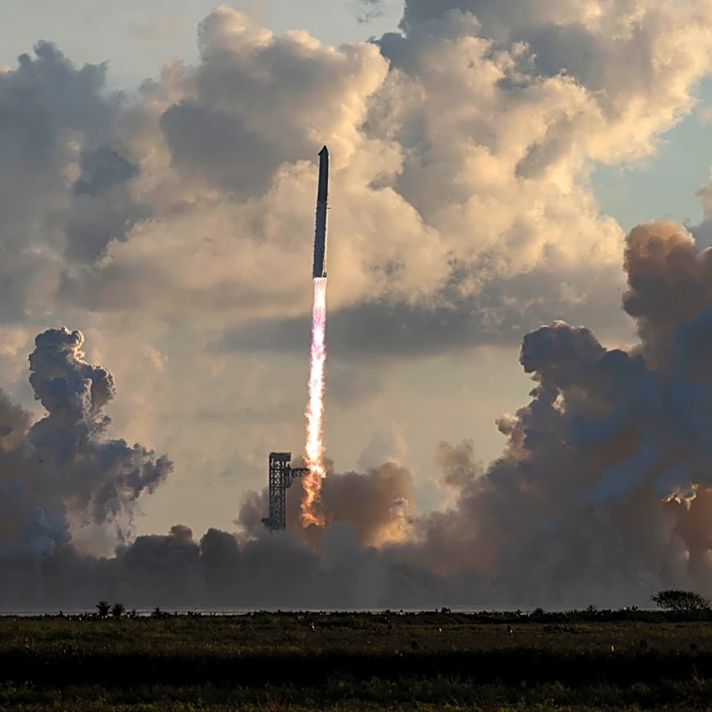 Starship alcanza la órbita por primera vez y despliega Starlink