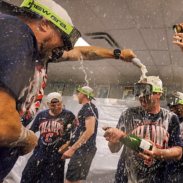 Which MLB teams have first-round byes into the division series?