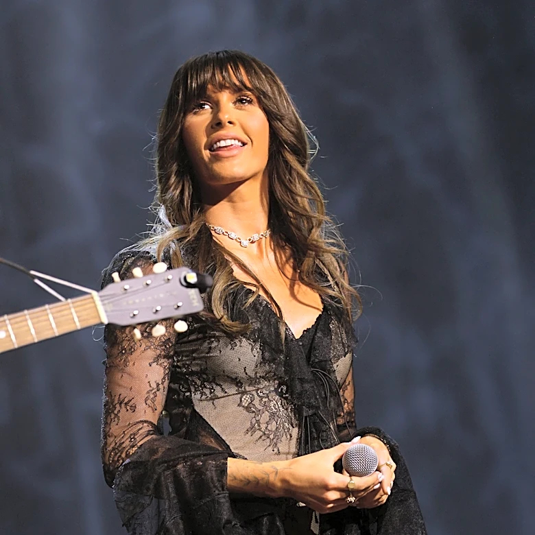 Ella Langley addresses criticism in emotional concert speech