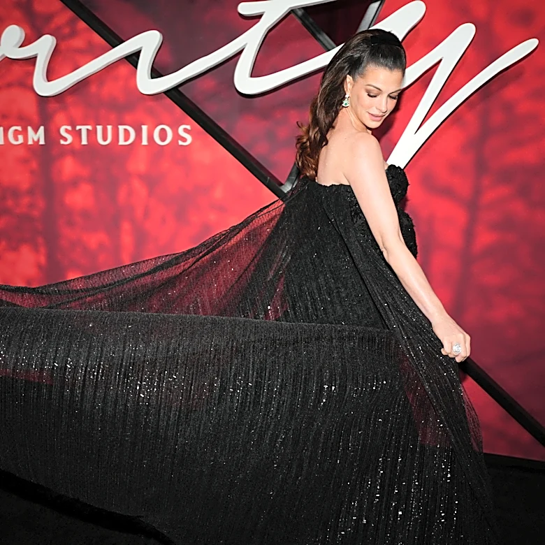 Anne Hathaway shows off baby bump in a glittering mermaid gown