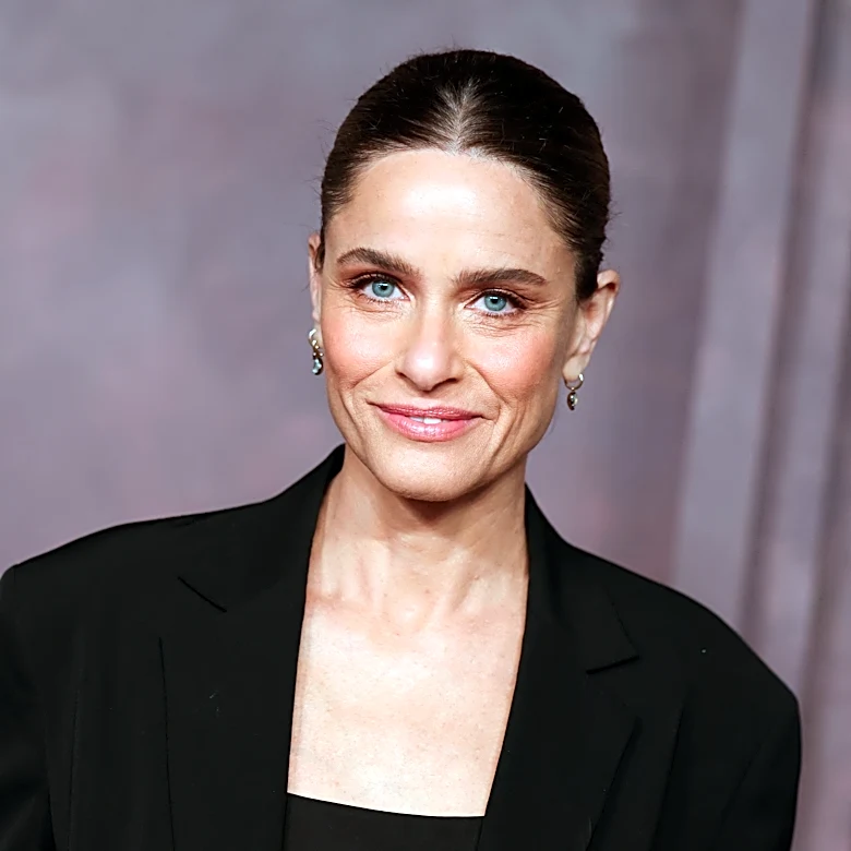 Amanda Peet reveals 'weird' breast cancer symptom