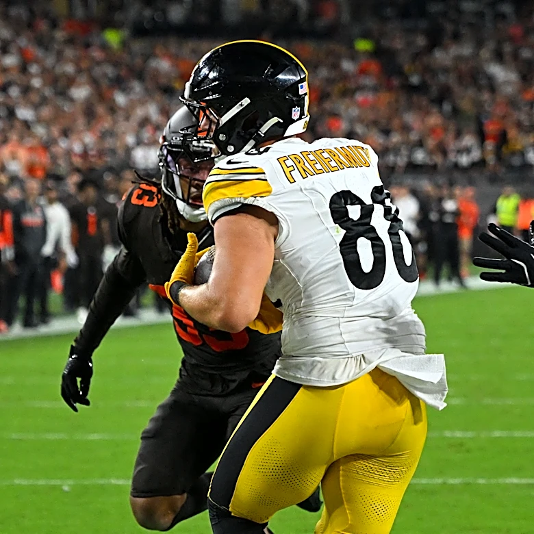 Pat Freiermuth scores late touchdown in Cleveland