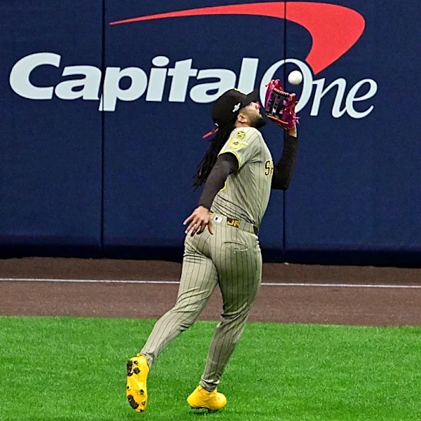 Watch Fernando Tatis Jr. make amazing sliding catch for Padres vs Brewers