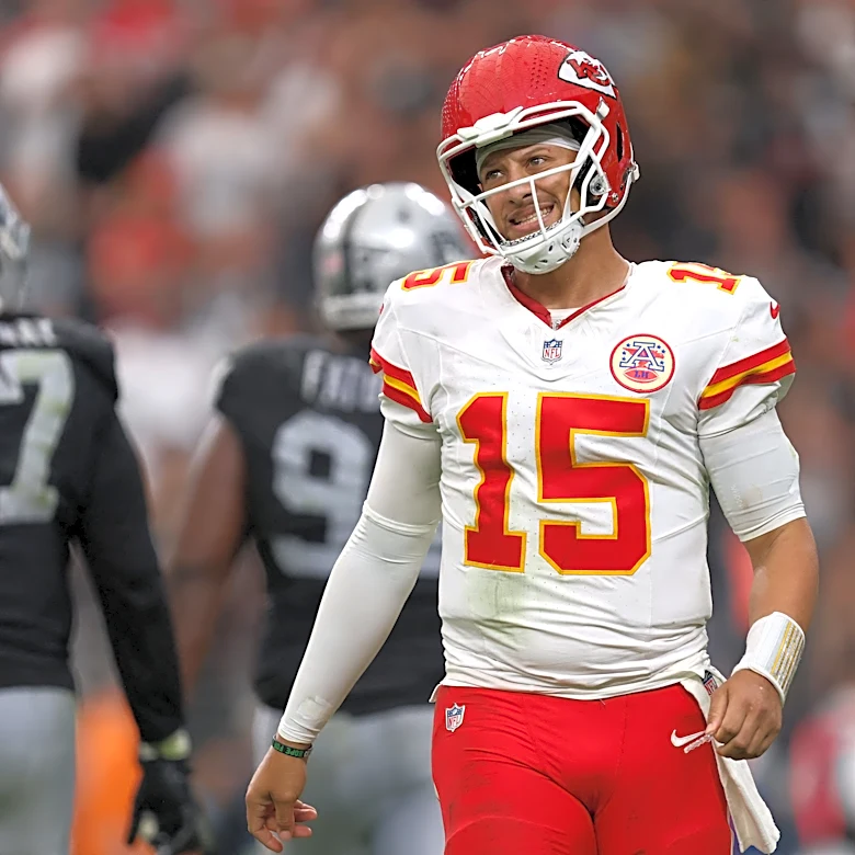 Patrick Mahomes fires a pair of touchdown passes