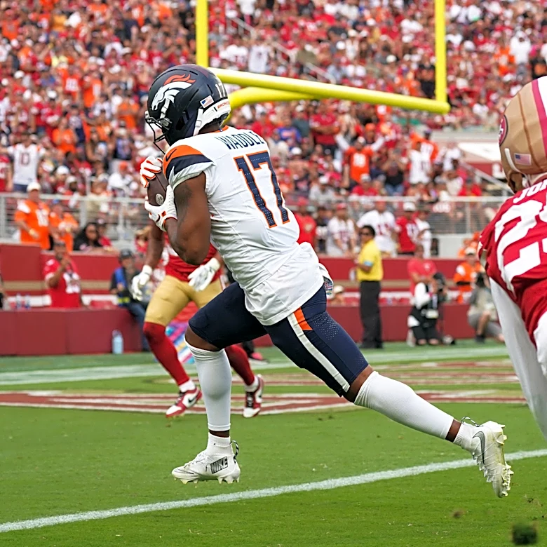 Jaylen Waddle scores first TD