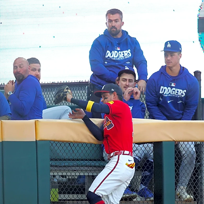 Mauricio Dubón makes spectacular catch to rob Dodgers' Freddie Freeman of a home run