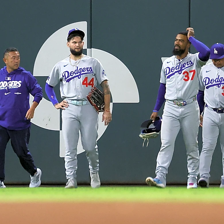Dodgers' Teoscar Hernandez shaken after slamming into wall on Ozzie Albies hit