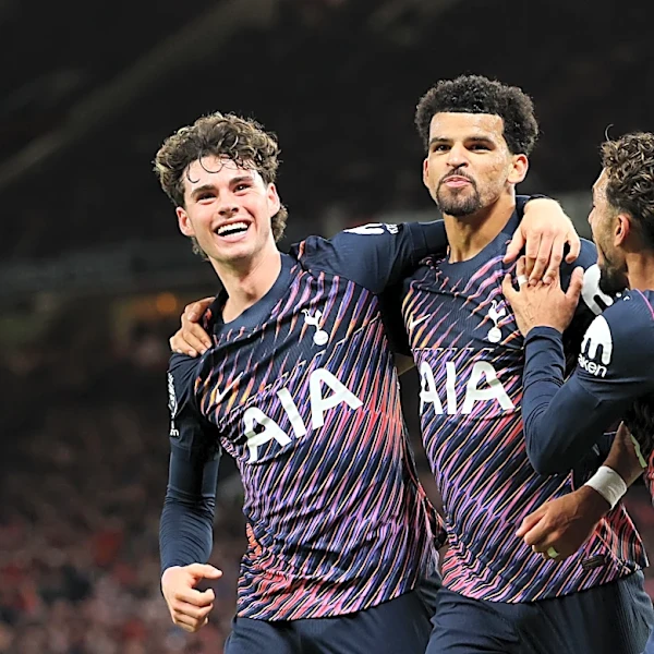Tottenham stuns with late equalizer against Manchester United with only 10 men