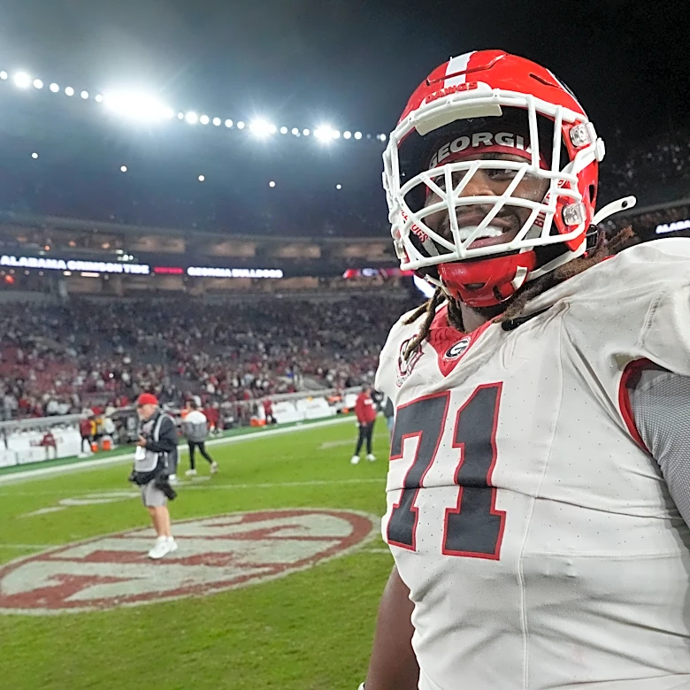 Alabama fans throw objects at Georgia players amid controversial officiating