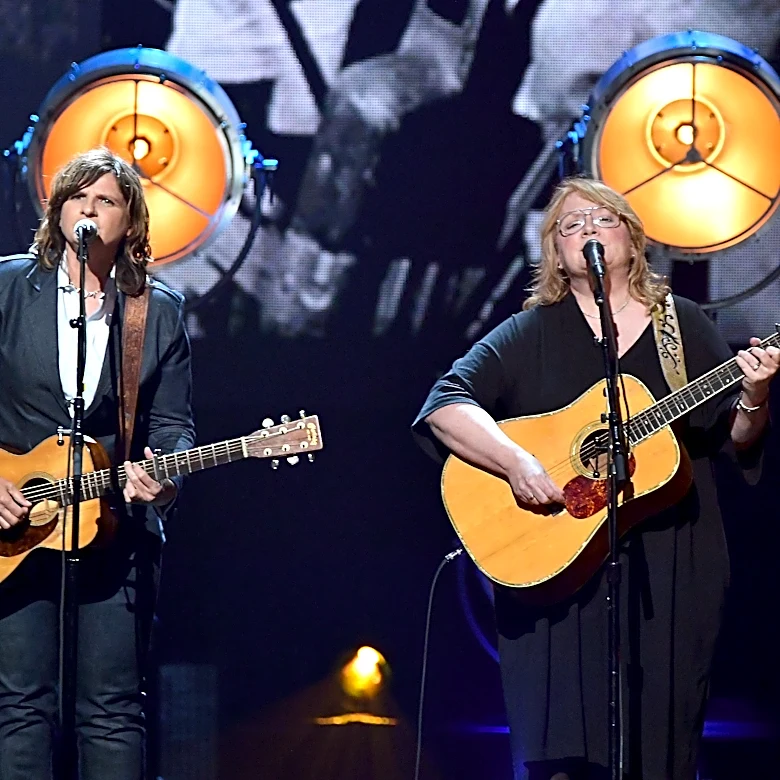 Indigo Girls cancel show after tour bus driver dies in highway crash