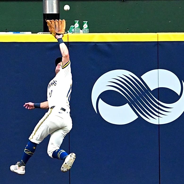 Dodgers take advantage of Brewers' defensive lapses, retake lead in wild inning