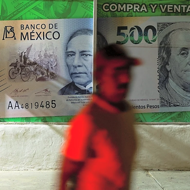 Se derrumba el peso mexicano, ¿conviene viajar o mandar dinero desde EEUU?