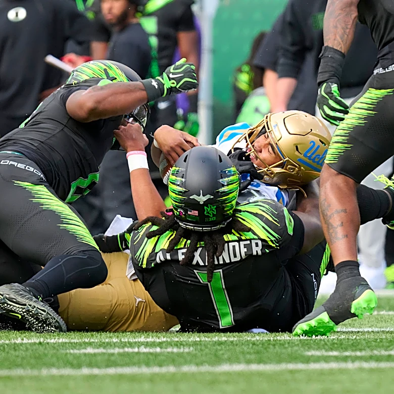 Oregon's Bear Alexander won't face discipline for punch to Nico Iamaleava