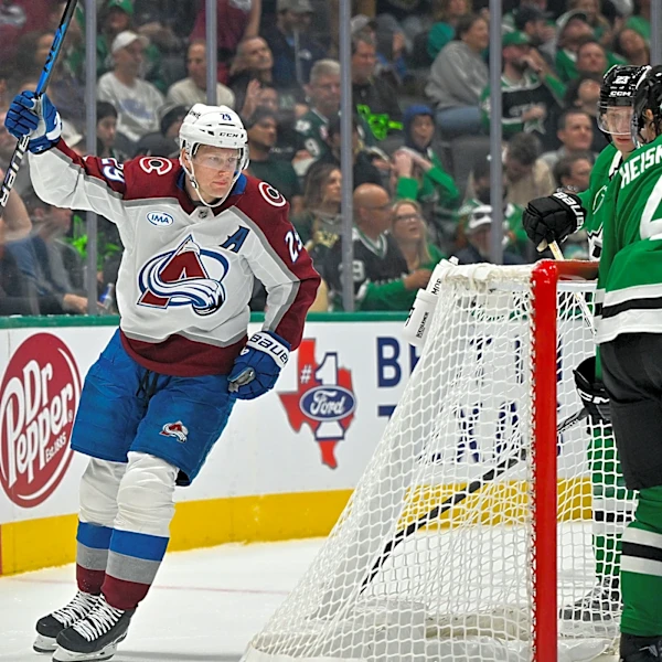 Nathan MacKinnon left bloody after big fight with Roope Hintz