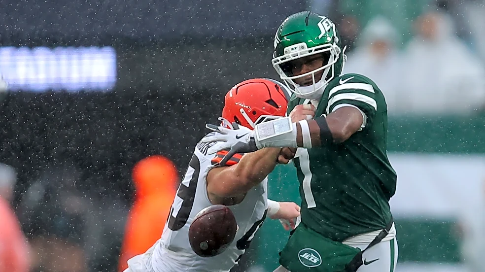 Carson Schwesinger questionable for Week 6