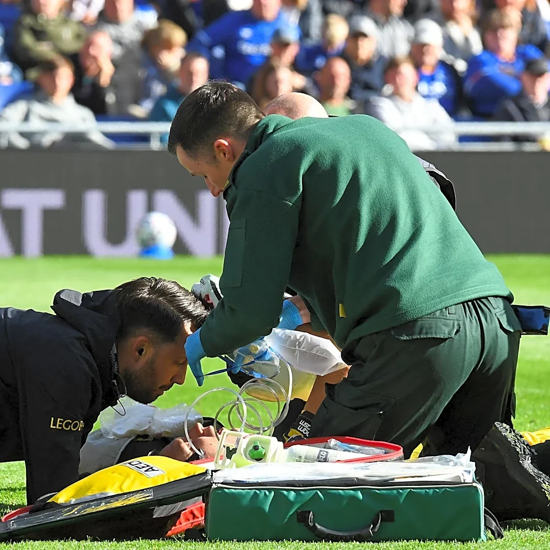 Chelsea goalie Dibu Martinez taken to hospital after head injury vs. Everton