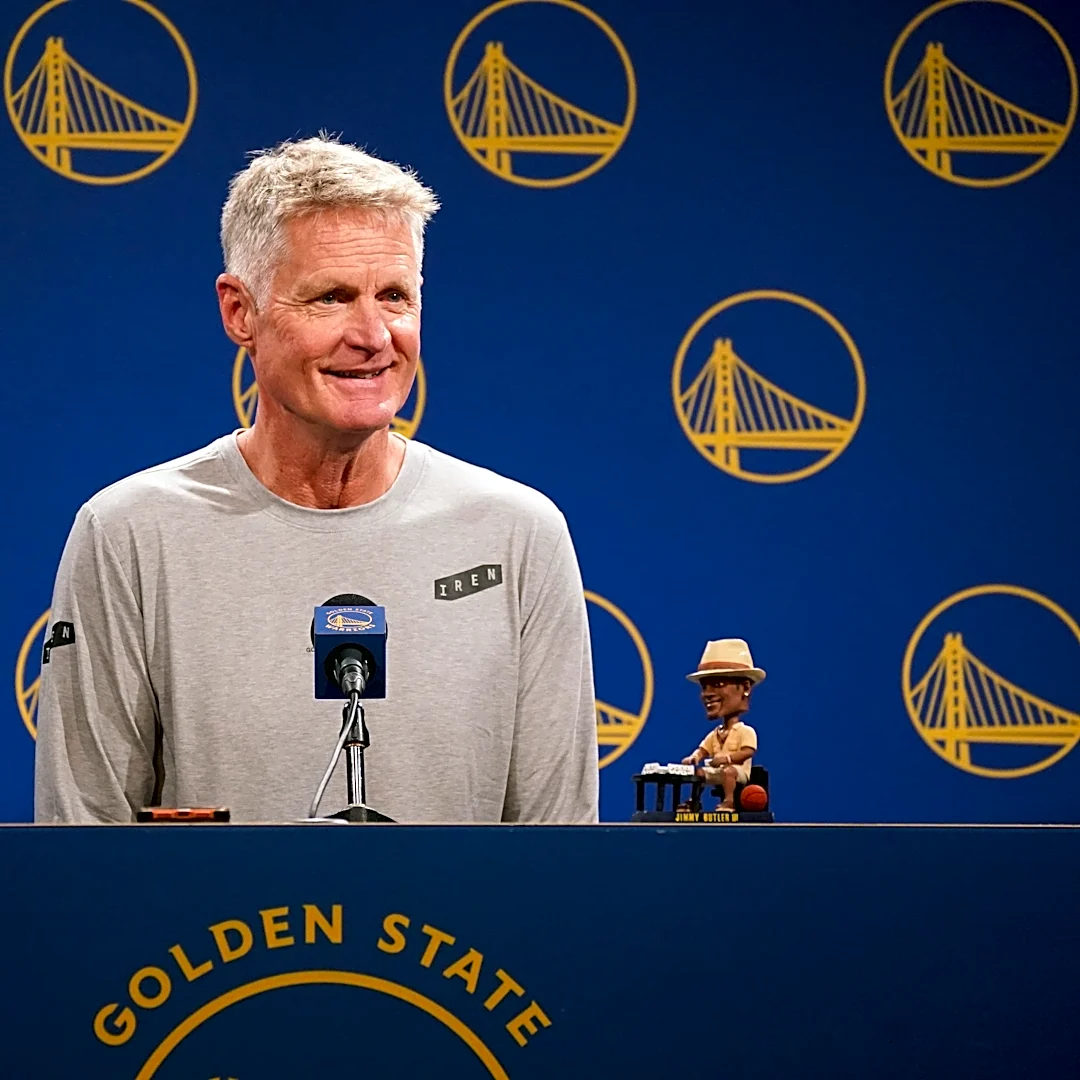 A Steve Kerr lookalike surprises Warriors coach in preseason game