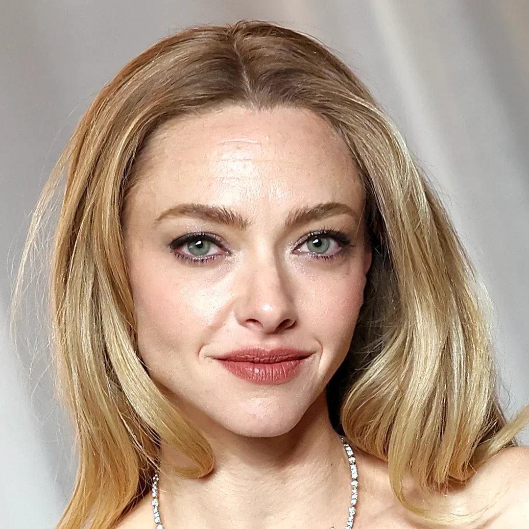 Amanda Seyfried reacts to awkward red carpet interview