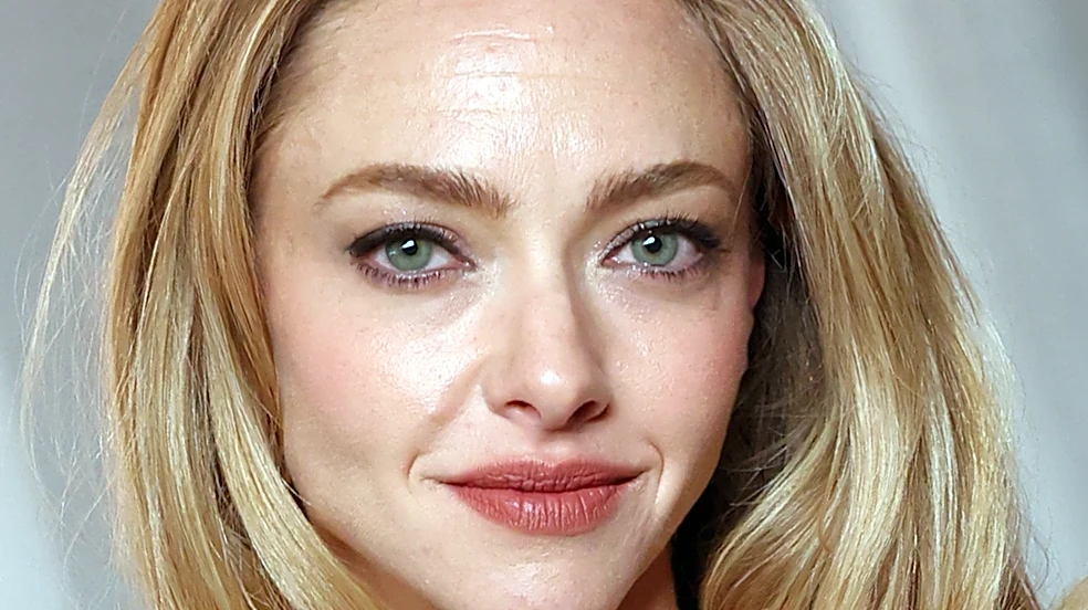 Amanda Seyfried reacts to awkward red carpet interview