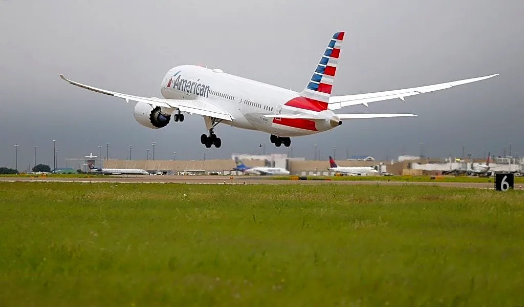 American Airlines flight blows tire landing at Chicago O'Hare