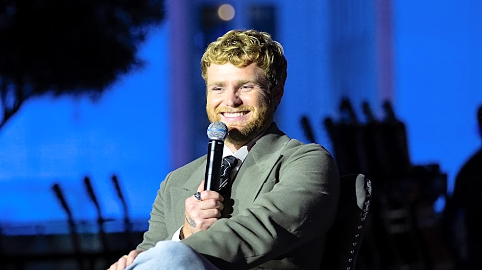 Alex Warren welcomes fans bringing parents' ashes to concerts – 'I love it'
