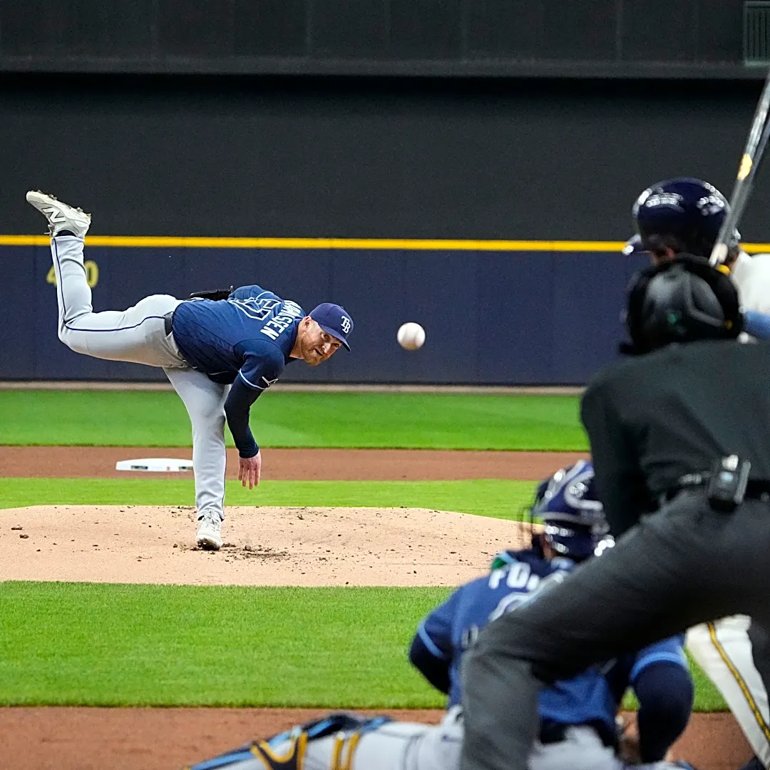 Who's favored to win the 2026 World Series – Brewers or Rays?