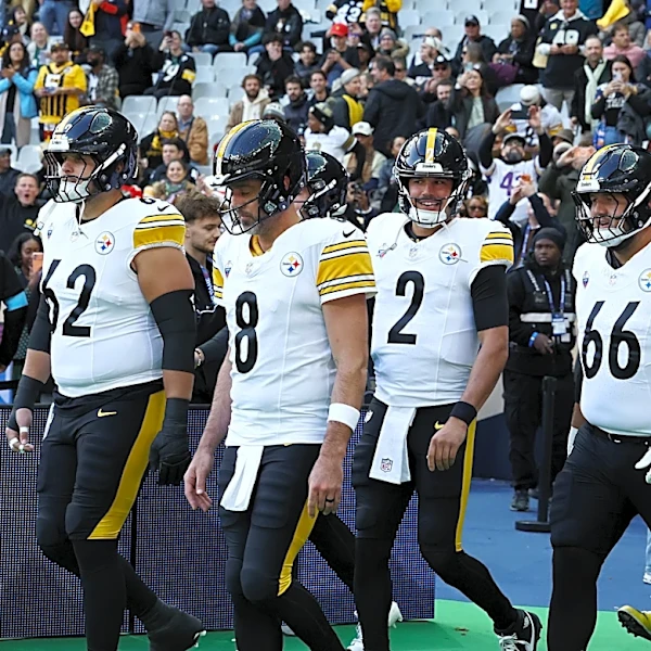 Aaron Rodgers, Steelers QBs coordinate suits, flat caps before game in France