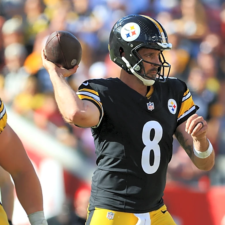 Aaron Rodgers throws for 212 yards in Week 7