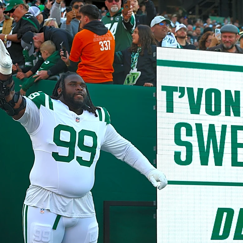 Knee injury for T'Vondre Sweat