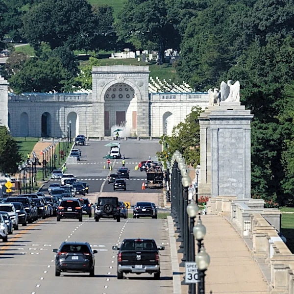 What traffic disruptions could construction of Trump's arch bring?