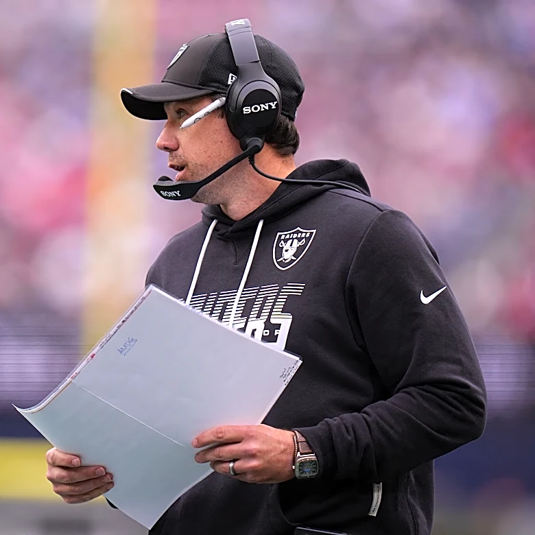 Klint Kubiak says Kirk Cousins will remain Raiders' QB1 over Fernando Mendoza