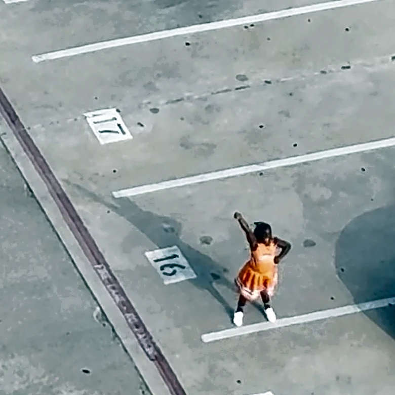 Mom recovering from spinal surgery gets sweetest parking lot show