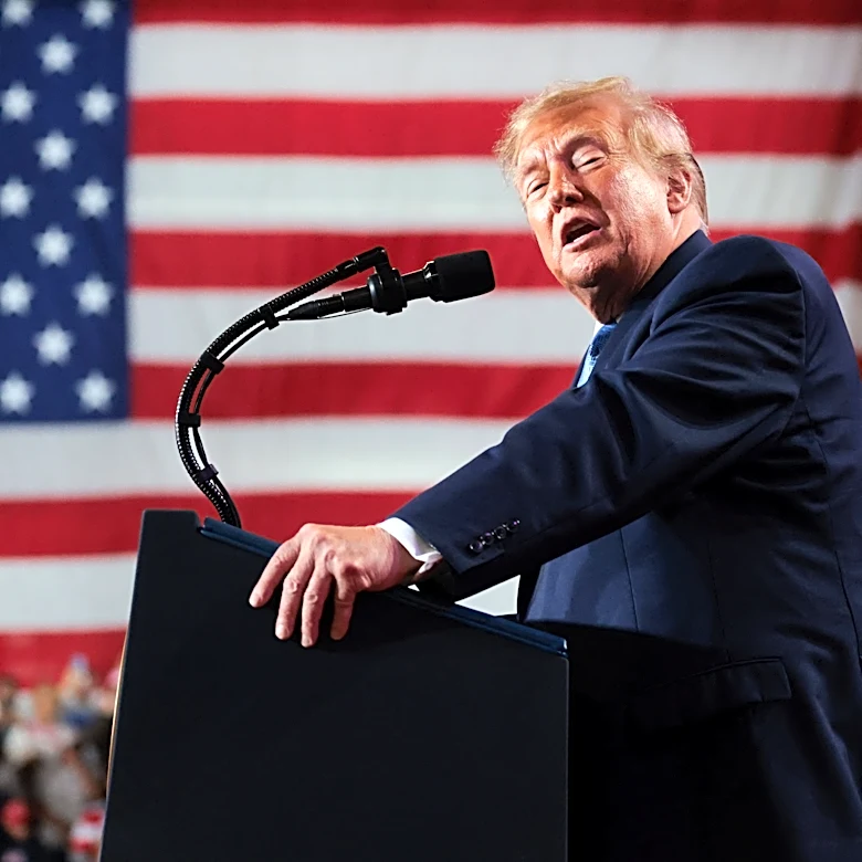 Heckler yells at Trump over White House ballroom. See his response