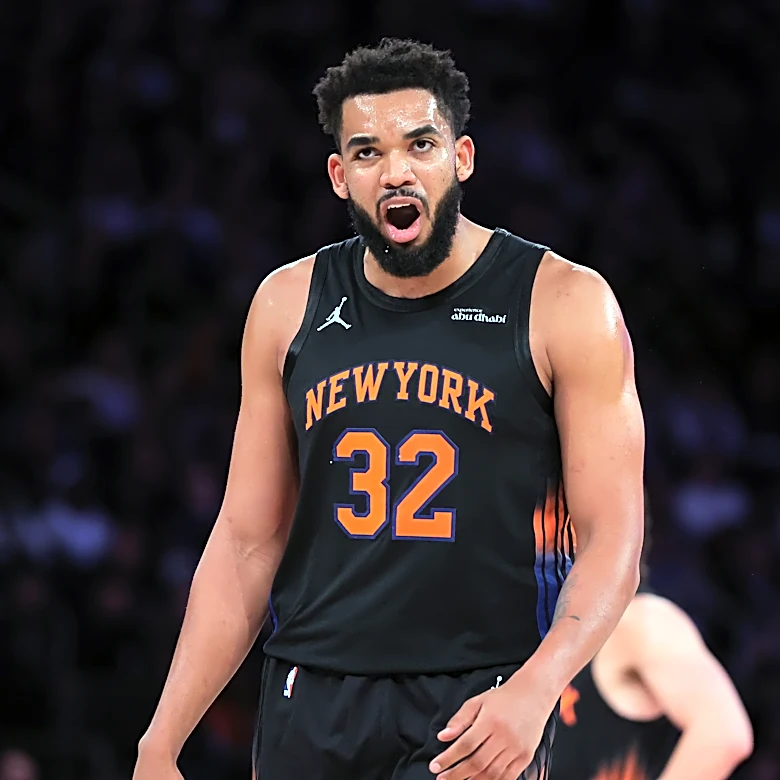 Karl-Anthony Towns injury updates: Knicks star appears to hurt wrist vs. Bulls