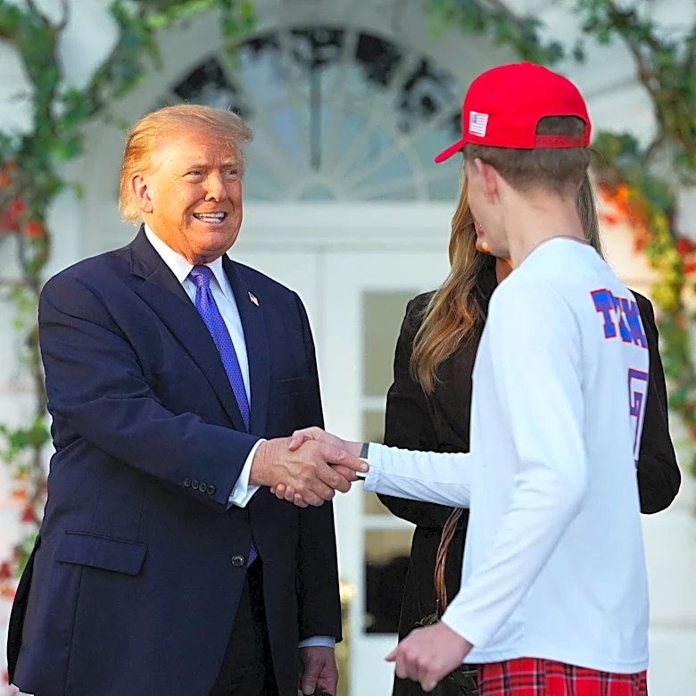 Trump takes midterm break for White House trick-or-treaters