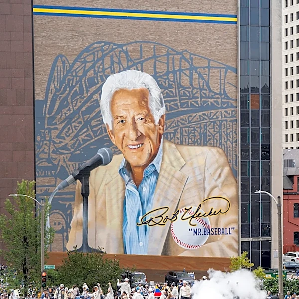 Brewers stop World Series parade to honor Bob Uecker in emotional moment