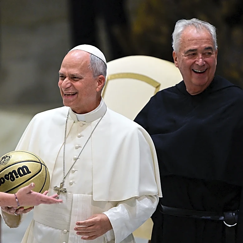 Pope Leo cracks jokes about allegiance for Villanova vs. Notre Dame game