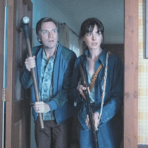 ‘The End of Oak Street’ Preview: Anne Hathaway and Ewan McGregor Try Not to Get Eaten Alive by Dinosaurs in 14 Minutes of 4DX Footage