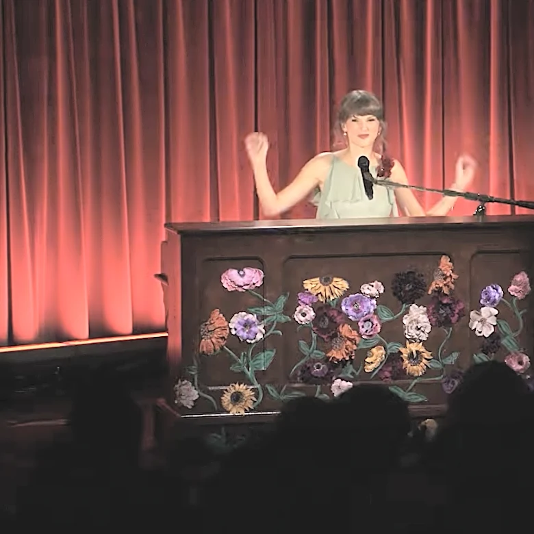 Taylor Swift Sings Mashup of ‘All Too Well,’ ‘I Knew It, I Knew You’ and ‘August’ in Grammy Museum Video