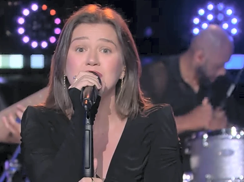 Kelly Clarkson Hits High Notes Singing ‘Golden’ During Final Talk Show; Lin-Manuel Miranda, Kristin Chenoweth and More ‘Blown Away’ by Performance