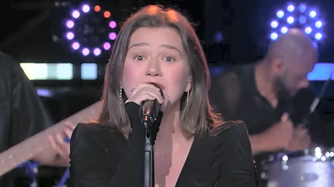 Kelly Clarkson Hits High Notes Singing ‘Golden’ During Final Talk Show; Lin-Manuel Miranda, Kristin Chenoweth and More ‘Blown Away’ by Performance