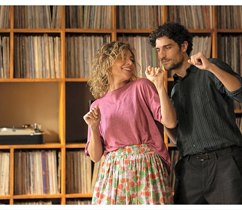 ‘It Will Happen Tonight’ Review: Louis Garrel and Jasmine Trinca Follow Each Other Through the Years In a Light and Predictable Romcom