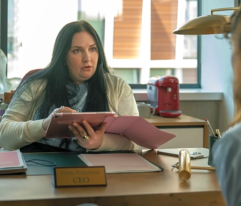 Lena Dunham Is All Business in First Look at Channel 4’s A24 Comedy ‘It Gets Worse’