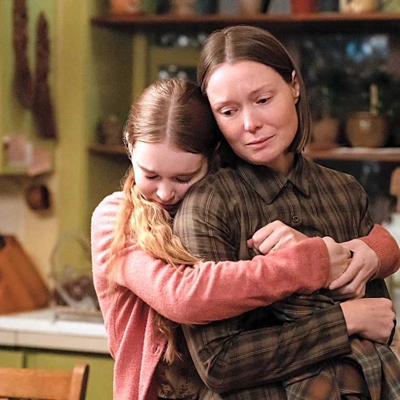 ‘Carrie’ Star Samantha Sloyan on Modernizing an Iconic Evil Mom, Playing a Character Who ‘Chooses Violence’ and Being Mike Flanagan’s Secret Weapon