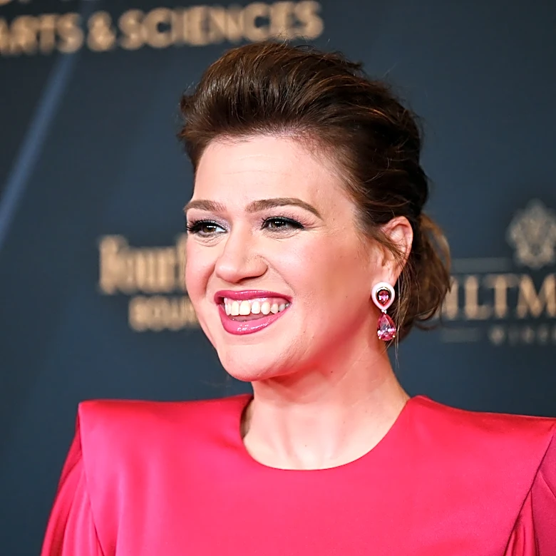 After Kelly Clarkson Slams Brooklyn Novelty Store, Shop Says the ‘One-of-a-Kind’ Singing Bird She Wanted Wasn’t Actually For Sale