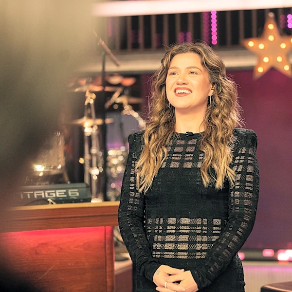 Kelly Clarkson vs. Art of Play: Footage Revealed of Singer’s Visit to Brooklyn Novelty Store She Slammed for ‘Pretty Woman’ Treatment