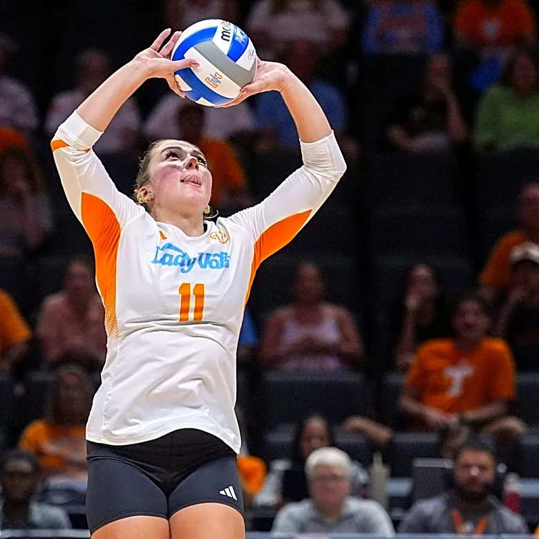 Tennessee volleyball sweeps Queens