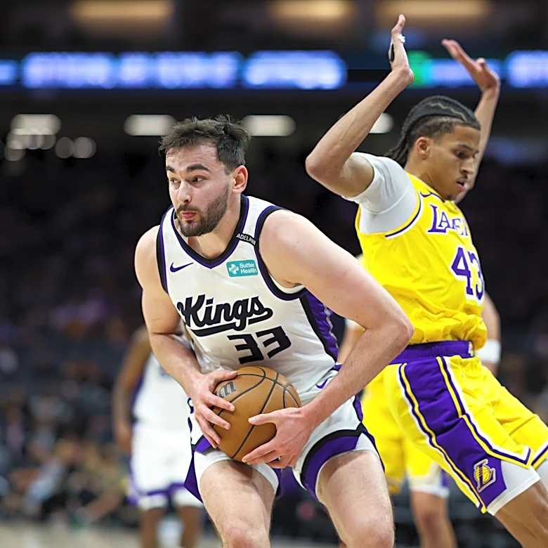Two former Vols play for Lakers against Kings in NBA preseason opener