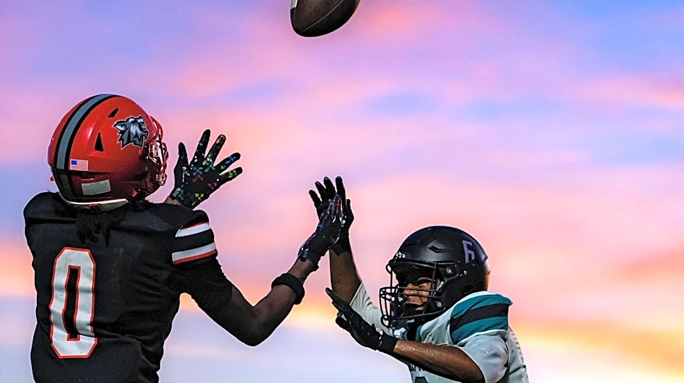 Tennessee offers four-star wide receiver, cousin of Jevon Kearse